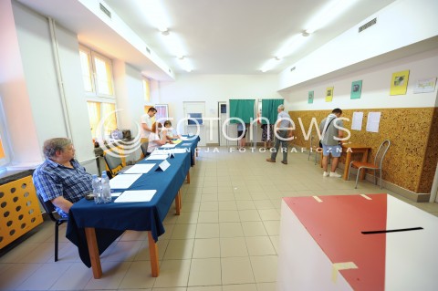  25.05.2014 WARSZAWA<br />W CALYM KRAJU TRWAJA WYBORY DO PARLAMENTU EUROPEJSKIEGO<br />N/Z LOKAL WYBORCZY URNA KOMISJA<br /> 