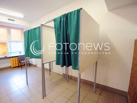  25.05.2014 WARSZAWA<br />W CALYM KRAJU TRWAJA WYBORY DO PARLAMENTU EUROPEJSKIEGO<br />N/Z KABINA WYBORCZA<br /> 