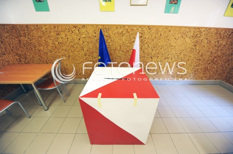  25.05.2014 WARSZAWA<br />W CALYM KRAJU TRWAJA WYBORY DO PARLAMENTU EUROPEJSKIEGO<br />N/Z LOKAL WYBORCZY URNA FLAGI FLAGA POLSKI UNII EUROPEJSKIEJ<br /> 