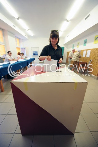  25.05.2014 WARSZAWA<br />W CALYM KRAJU TRWAJA WYBORY DO PARLAMENTU EUROPEJSKIEGO<br />N/Z LOKAL WYBORCZY URNA WYBORCA GLOSUJACY GLOSUJACA WRZUCA KARTE<br /> 