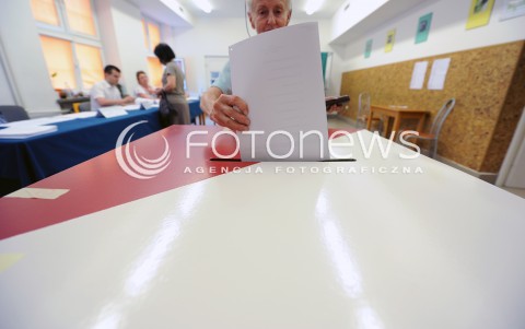  25.05.2014 WARSZAWA<br />W CALYM KRAJU TRWAJA WYBORY DO PARLAMENTU EUROPEJSKIEGO<br />N/Z LOKAL WYBORCZY URNA WYBORCA STARSZA OSOBA WRZUCA KARTE<br /> 