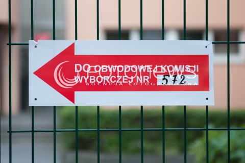  25.05.2014 WARSZAWA<br />W CALYM KRAJU TRWAJA WYBORY DO PARLAMENTU EUROPEJSKIEGO<br />N/Z TABLICZKA DO OBWODOWEJ KOMISJI WYBORCZEJ NR 572 KOMISJA WYBORCZA<br /> 