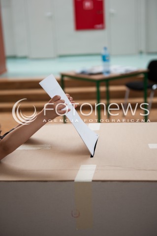  25.05.2014 WARSZAWA<br />W CALYM KRAJU TRWAJA WYBORY DO PARLAMENTU EUROPEJSKIEGO<br />N/Z URNA GLOSOWANIE WRZUCANIE KARTY DO URNY<br /> 