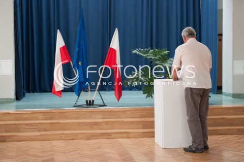  25.05.2014 WARSZAWA<br />W CALYM KRAJU TRWAJA WYBORY DO PARLAMENTU EUROPEJSKIEGO<br />N/Z LOKAL WYBORCZY URNA FLAGI UNII GLOSUJACY WRZUCANIE KARTY<br /> 