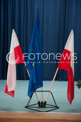  25.05.2014 WARSZAWA<br />W CALYM KRAJU TRWAJA WYBORY DO PARLAMENTU EUROPEJSKIEGO<br />N/Z LOKAL WYBORCZY FLAGA POLSKA UNII EUROPEJSKIEJ<br /> 