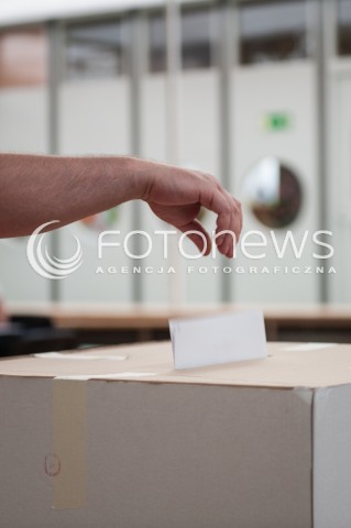  25.05.2014 WARSZAWA<br />W CALYM KRAJU TRWAJA WYBORY DO PARLAMENTU EUROPEJSKIEGO<br />N/Z URNA GLOSOWANIE WRZUCANIE KARTY DO URNY<br /> 