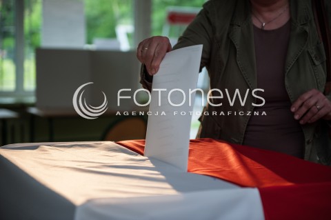  25.05.2014 WARSZAWA<br />W CALYM KRAJU TRWAJA WYBORY DO PARLAMENTU EUROPEJSKIEGO<br />N/Z URNA GLOSOWANIE WRZUCANIE KARTY DO URNY<br /> 