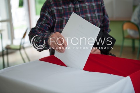  25.05.2014 WARSZAWA<br />W CALYM KRAJU TRWAJA WYBORY DO PARLAMENTU EUROPEJSKIEGO<br />N/Z URNA GLOSOWANIE WRZUCANIE KARTY DO URNY<br /> 