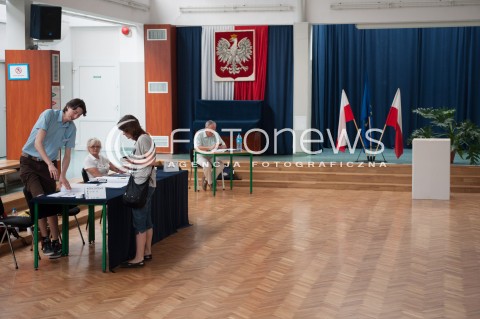  25.05.2014 WARSZAWA<br />W CALYM KRAJU TRWAJA WYBORY DO PARLAMENTU EUROPEJSKIEGO<br />N/Z LOKAL WYBORCZY KOMISJA GLOSOWANIE GODLO ORZEL<br /> 