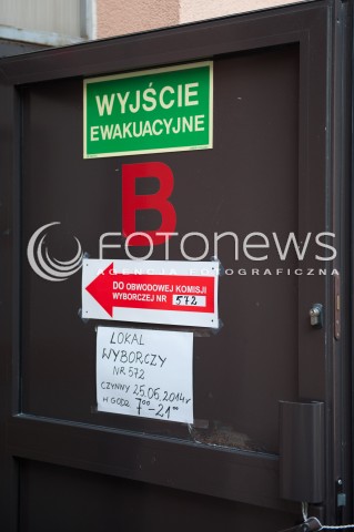  25.05.2014 WARSZAWA<br />W CALYM KRAJU TRWAJA WYBORY DO PARLAMENTU EUROPEJSKIEGO<br />N/Z TABLICZKA DO OBWODOWEJ KOMISJI WYBORCZEJ<br /> 