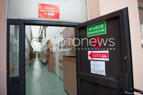  25.05.2014 WARSZAWA<br />W CALYM KRAJU TRWAJA WYBORY DO PARLAMENTU EUROPEJSKIEGO<br />N/Z TABLICZKA DO OBWODOWEJ KOMISJI WYBORCZEJ OBWODOWA KOMISJA WYBORCZA<br /> 