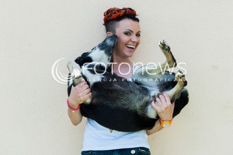  29.05.2014 WARSZAWA <br />SESJA ZDJECIOWA AKTOREK Z SERIALU WAWA NON STOP W RAMACH PROJEKTU IZA3D DM Z MAZUREK MANKA W STUDIO FOTOGRAFICZNE CZAJKA<br />N/Z DOBROSLAWA STOMA PIES DINO<br /> 