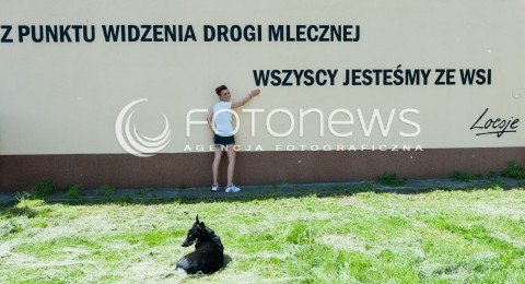  29.05.2014 WARSZAWA <br />SESJA ZDJECIOWA AKTOREK Z SERIALU WAWA NON STOP W RAMACH PROJEKTU IZA3D DM Z MAZUREK MANKA W STUDIO FOTOGRAFICZNE CZAJKA<br />N/Z DOBROSLAWA STOMA PIES DINO<br /> 