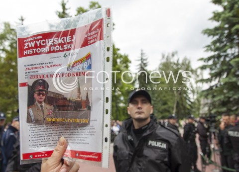  30.05.2014 WARSZAWA POGRZEB GENERALA WOJCIECHA JARUZELSKIEGO NA WARSZAWSKIM WOJSKOWYM CMENTARZU NA POWAZKACH N/Z PROTEST MANIFESTACJA DEMONSTRACJA TRANSPARENT  