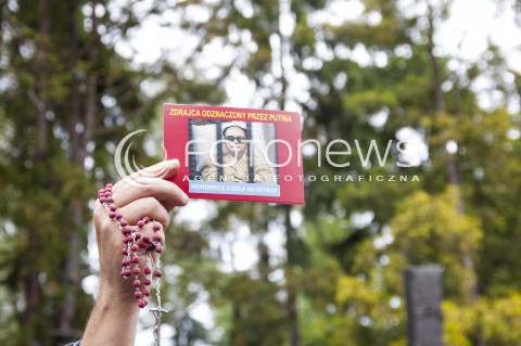  30.05.2014 WARSZAWA POGRZEB GENERALA WOJCIECHA JARUZELSKIEGO NA WARSZAWSKIM WOJSKOWYM CMENTARZU NA POWAZKACH N/Z PROTEST MANIFESTACJA DEMONSTRACJA TRANSPARENT  