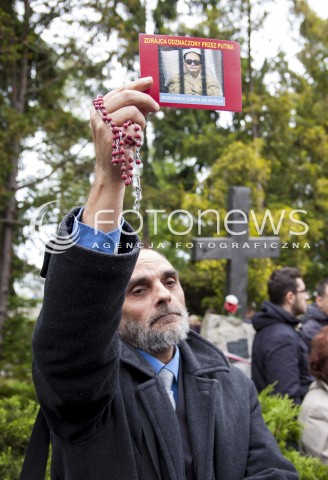  30.05.2014 WARSZAWA POGRZEB GENERALA WOJCIECHA JARUZELSKIEGO NA WARSZAWSKIM WOJSKOWYM CMENTARZU NA POWAZKACH N/Z PROTEST MANIFESTACJA DEMONSTRACJA TRANSPARENT  