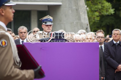  30.05.2014 WARSZAWA POGRZEB GENERALA WOJCIECHA JARUZELSKIEGO NA WARSZAWSKIM WOJSKOWYM CMENTARZU NA POWAZKACH N/Z URNA Z PROCHAMI WOJCIECHA JARUZELSKIEGO  