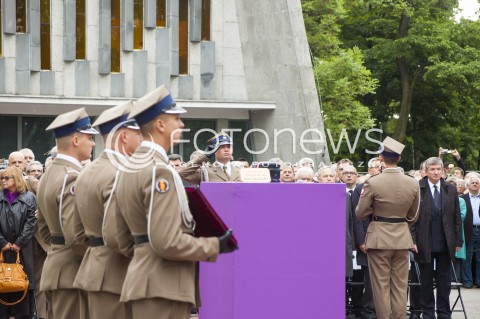 30.05.2014 WARSZAWA POGRZEB GENERALA WOJCIECHA JARUZELSKIEGO NA WARSZAWSKIM WOJSKOWYM CMENTARZU NA POWAZKACH N/Z URNA Z PROCHAMI WOJCIECHA JARUZELSKIEGO  
