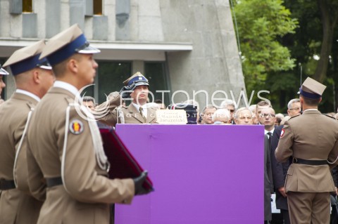  30.05.2014 WARSZAWA POGRZEB GENERALA WOJCIECHA JARUZELSKIEGO NA WARSZAWSKIM WOJSKOWYM CMENTARZU NA POWAZKACH N/Z URNA Z PROCHAMI WOJCIECHA JARUZELSKIEGO  