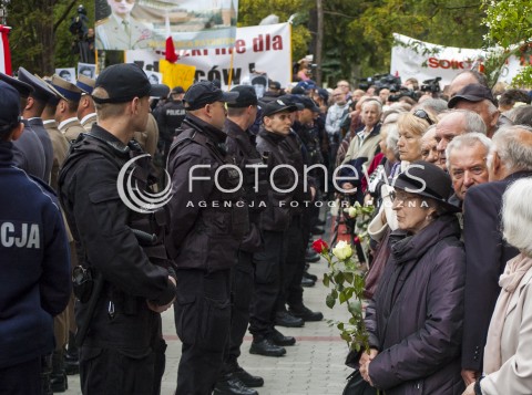 30.05.2014 WARSZAWA POGRZEB GENERALA WOJCIECHA JARUZELSKIEGO NA WARSZAWSKIM WOJSKOWYM CMENTARZU NA POWAZKACH N/Z TLUM MANIFESTACJA DEMONSTRACJA TRANSPARENT  