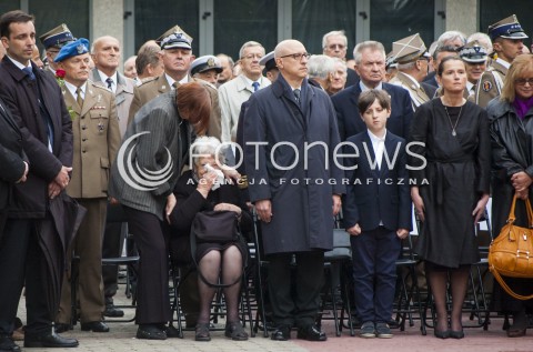  30.05.2014 WARSZAWA POGRZEB GENERALA WOJCIECHA JARUZELSKIEGO NA WARSZAWSKIM WOJSKOWYM CMENTARZU NA POWAZKACH N/Z RODZINA JARUZELSKIEGO MONIKA JARUZELSKA BARBARA JARUZELSKA  