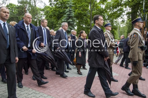  30.05.2014 WARSZAWA POGRZEB GENERALA WOJCIECHA JARUZELSKIEGO NA WARSZAWSKIM WOJSKOWYM CMENTARZU NA POWAZKACH N/Z MONIKA JARUZELSKA URNA Z PROCHAMI WOJCIECHA JARUZELSKIEGO  