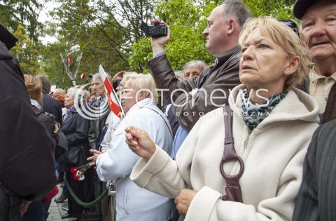  30.05.2014 WARSZAWA POGRZEB GENERALA WOJCIECHA JARUZELSKIEGO NA WARSZAWSKIM WOJSKOWYM CMENTARZU NA POWAZKACH N/Z PROTEST MANIFESTACJA DEMONSTRACJA  