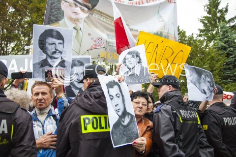  30.05.2014 WARSZAWA POGRZEB GENERALA WOJCIECHA JARUZELSKIEGO NA WARSZAWSKIM WOJSKOWYM CMENTARZU NA POWAZKACH N/Z PROTEST MANIFESTACJA DEMONSTRACJA TRANSPARENT  