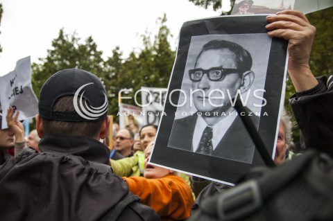  30.05.2014 WARSZAWA POGRZEB GENERALA WOJCIECHA JARUZELSKIEGO NA WARSZAWSKIM WOJSKOWYM CMENTARZU NA POWAZKACH N/Z PROTEST MANIFESTACJA DEMONSTRACJA TRANSPARENT  