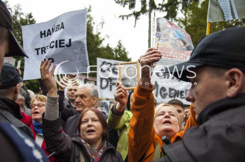 30.05.2014 WARSZAWA POGRZEB GENERALA WOJCIECHA JARUZELSKIEGO NA WARSZAWSKIM WOJSKOWYM CMENTARZU NA POWAZKACH N/Z PROTEST MANIFESTACJA DEMONSTRACJA TRANSPARENT  