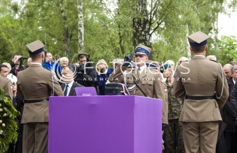  30.05.2014 WARSZAWA POGRZEB GENERALA WOJCIECHA JARUZELSKIEGO NA WARSZAWSKIM WOJSKOWYM CMENTARZU NA POWAZKACH N/Z ZLOZENIE URNY Z PROCHAMI WOJCIECHA JARUZELSKIEGO DO GROBU  