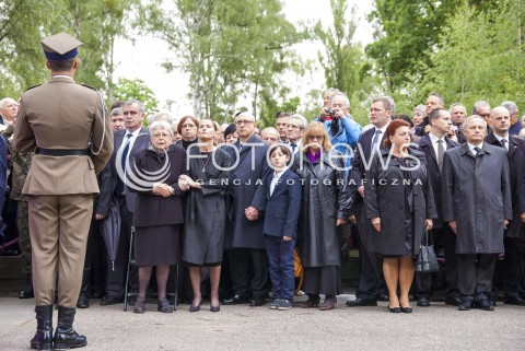  30.05.2014 WARSZAWA POGRZEB GENERALA WOJCIECHA JARUZELSKIEGO NA WARSZAWSKIM WOJSKOWYM CMENTARZU NA POWAZKACH N/Z RODZINA WOJCIECHA JARUZELSKIEGO MONIKA JARUZELSKA BARBARA JARUZELSKA  