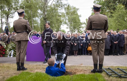  30.05.2014 WARSZAWA POGRZEB GENERALA WOJCIECHA JARUZELSKIEGO NA WARSZAWSKIM WOJSKOWYM CMENTARZU NA POWAZKACH N/Z ZLOZENIE URNY Z PROCHAMI WOJCIECHA JARUZELSKIEGO DO GROBU  