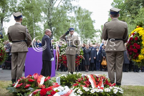  30.05.2014 WARSZAWA POGRZEB GENERALA WOJCIECHA JARUZELSKIEGO NA WARSZAWSKIM WOJSKOWYM CMENTARZU NA POWAZKACH N/Z ZLOZENIE URNY Z PROCHAMI WOJCIECHA JARUZELSKIEGO DO GROBU  