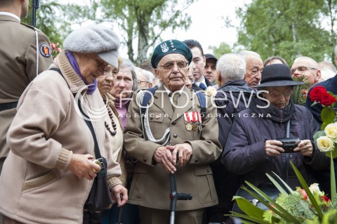  30.05.2014 WARSZAWA POGRZEB GENERALA WOJCIECHA JARUZELSKIEGO NA WARSZAWSKIM WOJSKOWYM CMENTARZU NA POWAZKACH N/Z LUDZIE SKLADAJACY KWIATY I WIENCE PRZED GROBEM WOJCIECHA JARUZELSKIEGO  