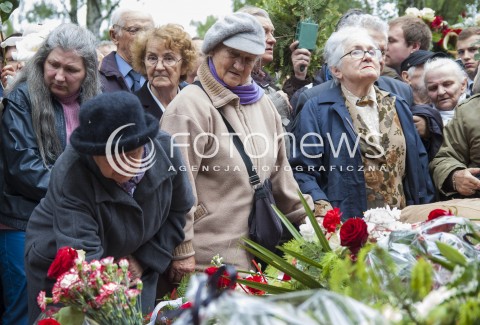  30.05.2014 WARSZAWA POGRZEB GENERALA WOJCIECHA JARUZELSKIEGO NA WARSZAWSKIM WOJSKOWYM CMENTARZU NA POWAZKACH N/Z LUDZIE SKLADAJACY KWIATY I WIENCE PRZED GROBEM WOJCIECHA JARUZELSKIEGO  