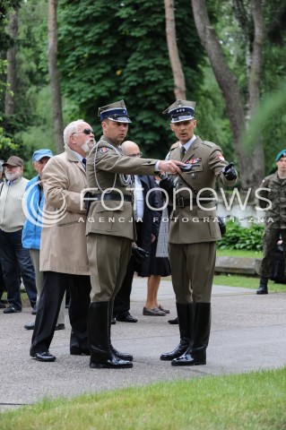  30.05.2014 WARSZAWA <br />POGRZEB GENERALA WOJCIECHA JARUZELSKIEGO NA WARSZAWSKIM WOJSKOWYM CMENTARZU NA POWAZKACH<br />N/Z PRZYGOTOWANIA DO POGRZEBU ZOLNIERZE<br /> 