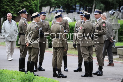  30.05.2014 WARSZAWA <br />POGRZEB GENERALA WOJCIECHA JARUZELSKIEGO NA WARSZAWSKIM WOJSKOWYM CMENTARZU NA POWAZKACH<br />N/Z PRZYGOTOWANIA DO POGRZEBU ZOLNIERZE<br /> 