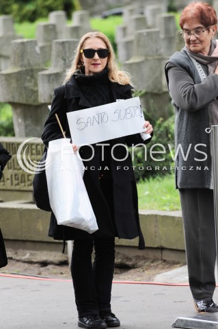  30.05.2014 WARSZAWA <br />POGRZEB GENERALA WOJCIECHA JARUZELSKIEGO NA WARSZAWSKIM WOJSKOWYM CMENTARZU NA POWAZKACH<br />N/Z OSOBA NAPIS SANTO SUBITO  <br /> 