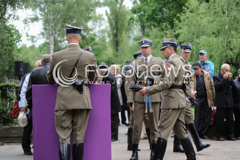  30.05.2014 WARSZAWA <br />POGRZEB GENERALA WOJCIECHA JARUZELSKIEGO NA WARSZAWSKIM WOJSKOWYM CMENTARZU NA POWAZKACH<br />N/Z PRZYGOTOWANIA DO POGRZEBU ZOLNIERZE<br /> 