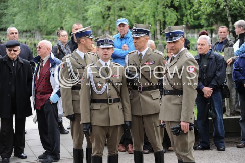  30.05.2014 WARSZAWA <br />POGRZEB GENERALA WOJCIECHA JARUZELSKIEGO NA WARSZAWSKIM WOJSKOWYM CMENTARZU NA POWAZKACH<br />N/Z PRZYGOTOWANIA DO POGRZEBU ZOLNIERZE<br /> 