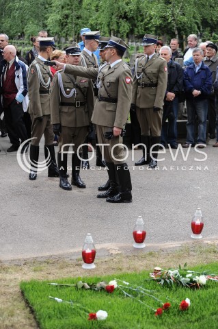  30.05.2014 WARSZAWA <br />POGRZEB GENERALA WOJCIECHA JARUZELSKIEGO NA WARSZAWSKIM WOJSKOWYM CMENTARZU NA POWAZKACH<br />N/Z PRZYGOTOWANIA DO POGRZEBU<br /> 