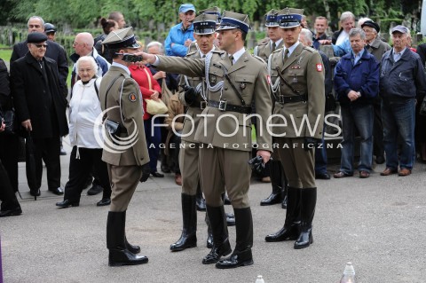  30.05.2014 WARSZAWA <br />POGRZEB GENERALA WOJCIECHA JARUZELSKIEGO NA WARSZAWSKIM WOJSKOWYM CMENTARZU NA POWAZKACH<br />N/Z PRZYGOTOWANIA DO POGRZEBU ZOLNIERZE<br /> 