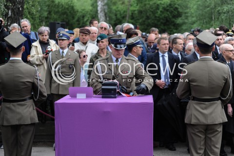  30.05.2014 WARSZAWA <br />POGRZEB GENERALA WOJCIECHA JARUZELSKIEGO NA WARSZAWSKIM WOJSKOWYM CMENTARZU NA POWAZKACH<br />N/Z URNA Z PROCHAMI WOJCIECHA JARUZELSKIEGO ZOLNIERZ     <br /> 