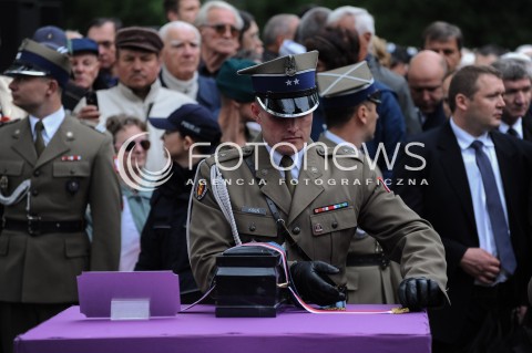  30.05.2014 WARSZAWA <br />POGRZEB GENERALA WOJCIECHA JARUZELSKIEGO NA WARSZAWSKIM WOJSKOWYM CMENTARZU NA POWAZKACH<br />N/Z URNA Z PROCHAMI WOJCIECHA JARUZELSKIEGO ZOLNIERZ     <br /> 