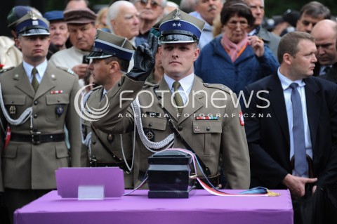  30.05.2014 WARSZAWA <br />POGRZEB GENERALA WOJCIECHA JARUZELSKIEGO NA WARSZAWSKIM WOJSKOWYM CMENTARZU NA POWAZKACH<br />N/Z URNA Z PROCHAMI WOJCIECHA JARUZELSKIEGO ZOLNIERZ   <br /> 