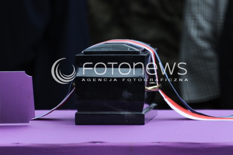  30.05.2014 WARSZAWA <br />POGRZEB GENERALA WOJCIECHA JARUZELSKIEGO NA WARSZAWSKIM WOJSKOWYM CMENTARZU NA POWAZKACH<br />N/Z URNA Z PROCHAMI WOJCIECHA JARUZELSKIEGO   <br /> 