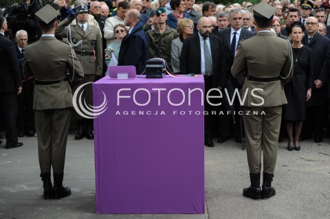  30.05.2014 WARSZAWA <br />POGRZEB GENERALA WOJCIECHA JARUZELSKIEGO NA WARSZAWSKIM WOJSKOWYM CMENTARZU NA POWAZKACH<br />N/Z URNA Z PROCHAMI WOJCIECHA JARUZELSKIEGO   <br /> 