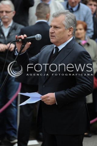  30.05.2014 WARSZAWA <br />POGRZEB GENERALA WOJCIECHA JARUZELSKIEGO NA WARSZAWSKIM WOJSKOWYM CMENTARZU NA POWAZKACH<br />N/Z BYLY PREZYDENT RP ALEKSANDER KWASNIEWSKI   <br /> 