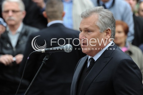 30.05.2014 WARSZAWA <br />POGRZEB GENERALA WOJCIECHA JARUZELSKIEGO NA WARSZAWSKIM WOJSKOWYM CMENTARZU NA POWAZKACH<br />N/Z BYLY PREZYDENT RP ALEKSANDER KWASNIEWSKI   <br /> 
